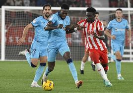 Iñaki Williams trata de superar a un rival en el duelo frente al Almería.