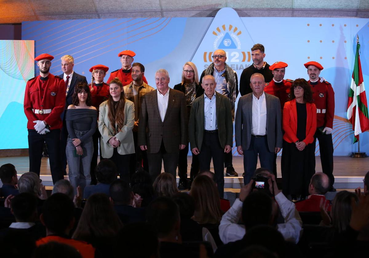 Uxue Suing y Andre Gómez, en primera fila, durante el acto celebrado en la Academia de Arkaute.