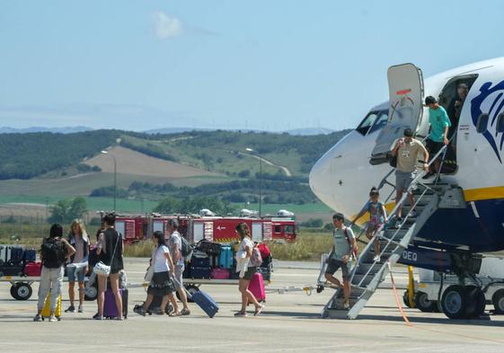 Pasajeros en el aeropuerto de Vitoria.
