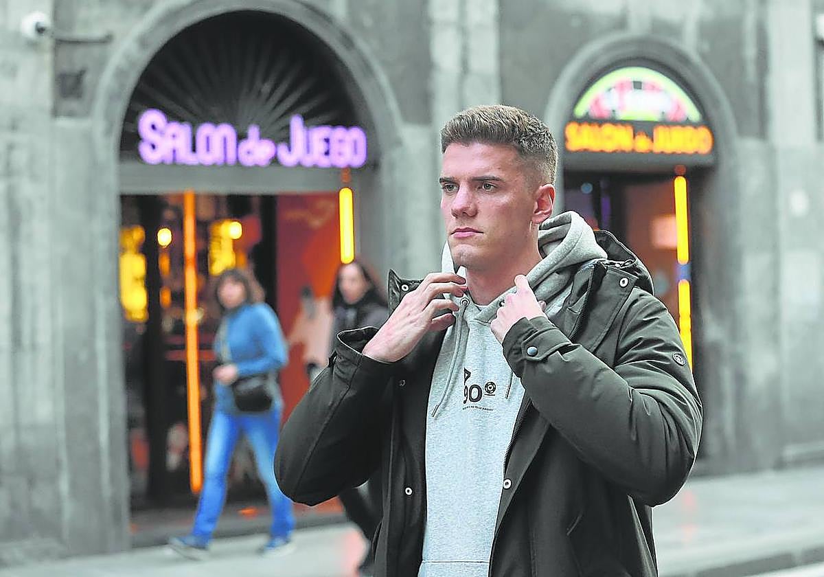 Unai Garma, exadicto a las apuestas deportivas, pasea por Bilbao.