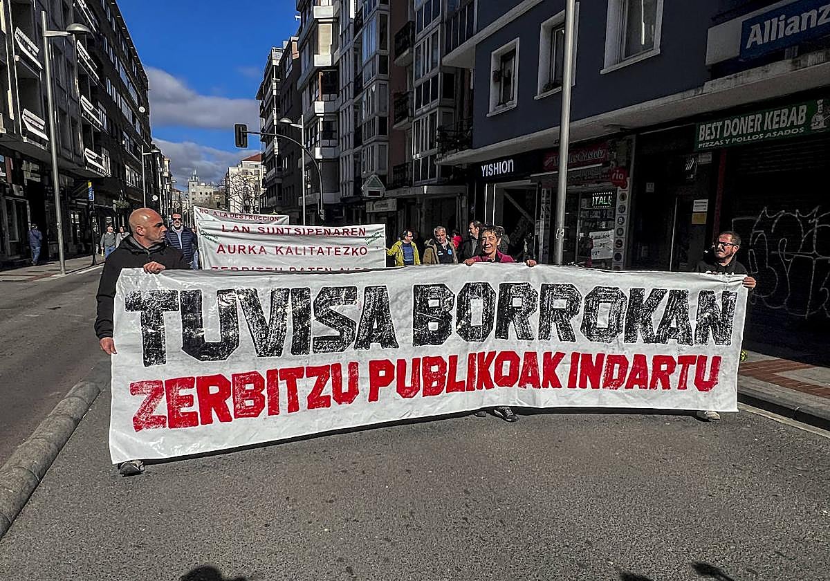 Trabajadores en la calle Francia, al paso de la manifestación que tuvo lugar este sábado.