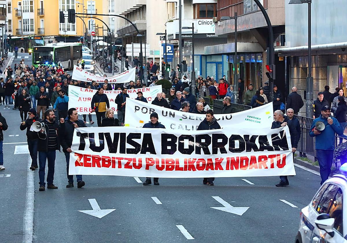 Los trabajadores de Tuvisa en una anterior protesta por el centro de Vitoria.