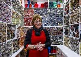 Marimar Presa posa en su tienda del barrio de El Pilar, La Casa de la Modista, donde acumula más de un millón de referencias de botones.