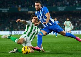 Bellerín se lanza al césped para intentar frenar la internada de Rioja.