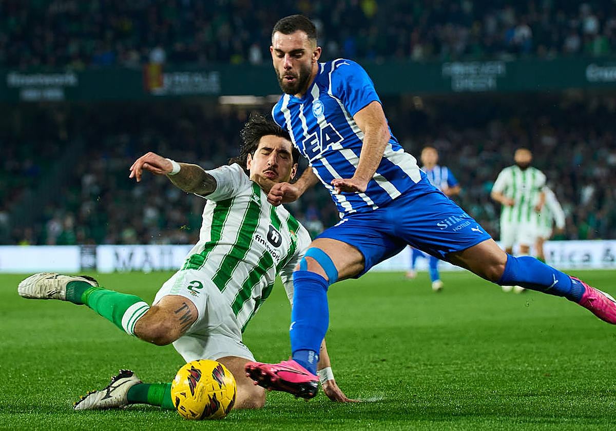 Bellerín se lanza al césped para intentar frenar la internada de Rioja.