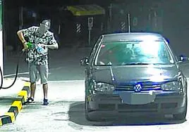 Imagen tomada por las cámaras de una gasolinera del alto de Santo Domingo de uno de los sospechosos echando gasolina en una botella.