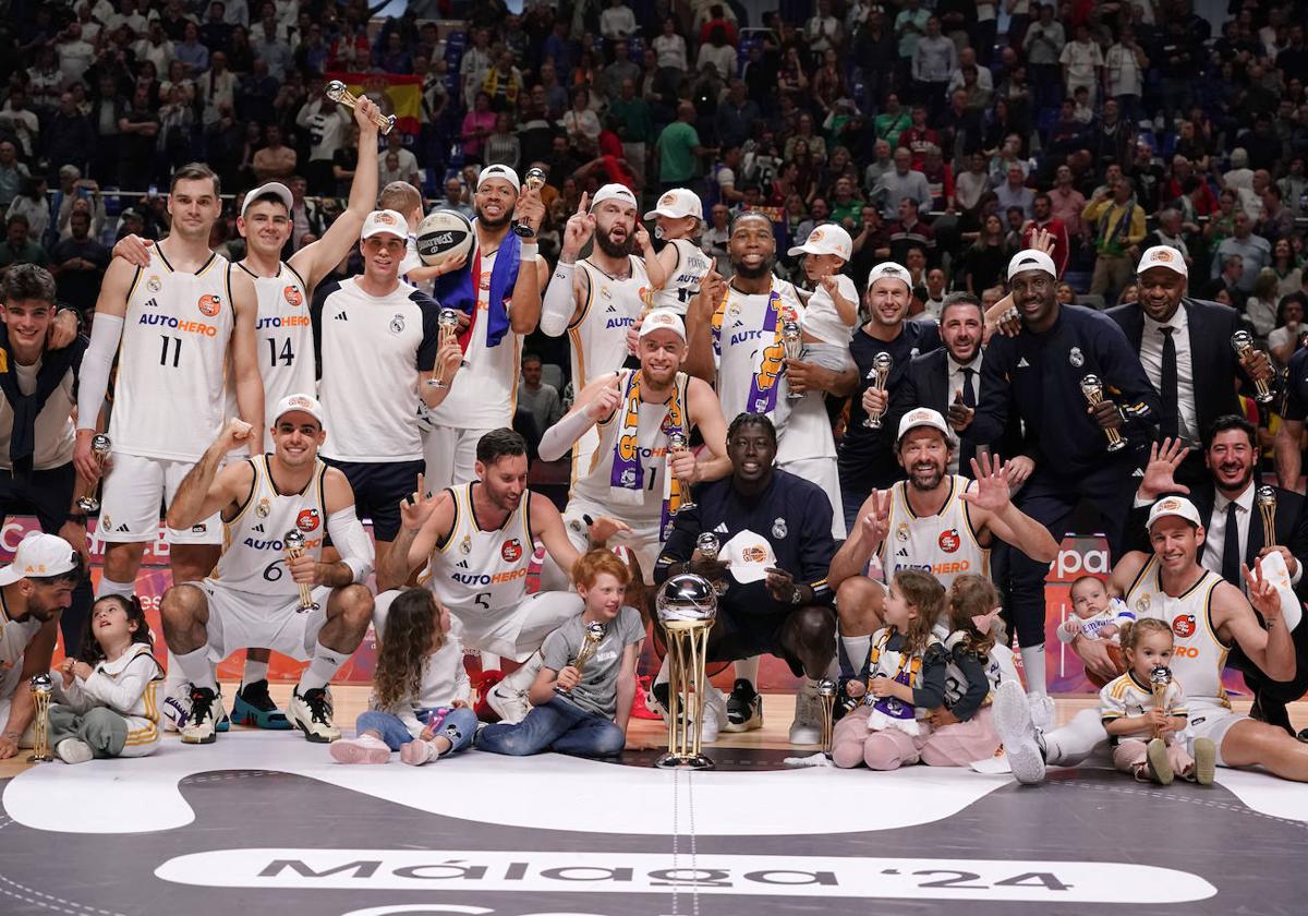 La plantilla madridista celebra el vigésimo noveno título de Copa del club al término de la final contra el Barça.