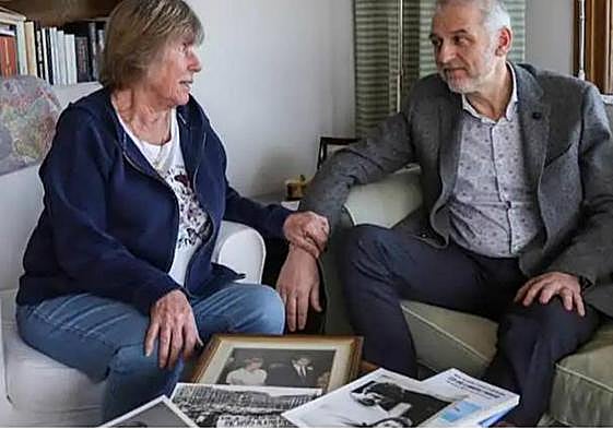 Barbara y Richard, durante la charla en el salón de su casa, la misma donde fue asesinado Enrique Casas hace 40 años.