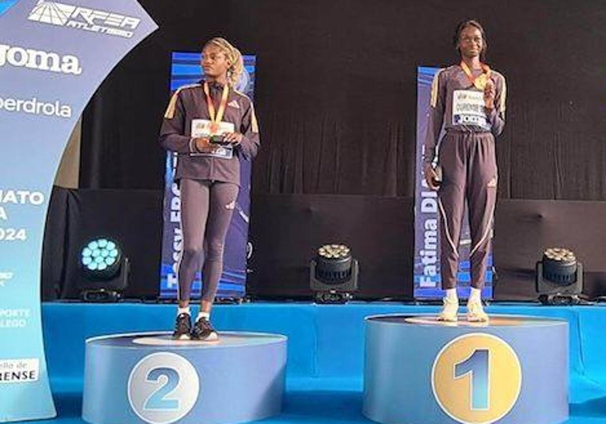 La atleta alavesa con la medalla de plata en el podio.