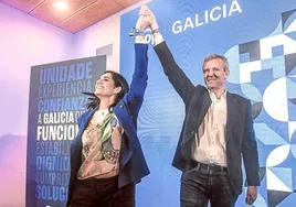 Alfonso Rueda celebra su victoria acompañado por la secretaria general del partido en Galicia, Paula Prado, en la sede del PP.