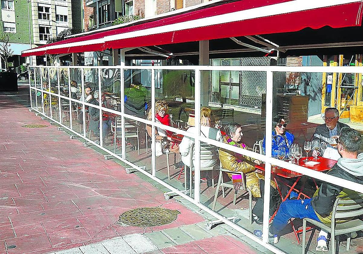 Algunos establecimientos optan por terrazas pórtico, con techo, e incluso hay uno con la instalación cerrada totalmente.
