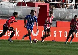 Julen Jon Guerrero disputando sus primeros minutos en Lezama con el filial del Alavés.