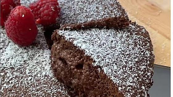 La fácil receta de un pastel de chocolate saludable con solo dos ingredientes