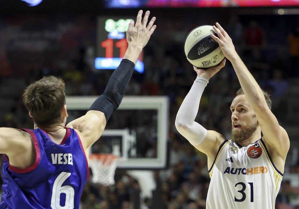 Jan Vesely defiende un lanzamiento del alero del Real Madrid Dzanan Musa.