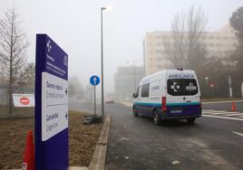 Una ambulancia de transporte no urgente entra en Txagorritxu