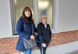 Esther Soriano, junto a su hija Inma Abascal, tuvieron que coger un taxi para llegar al hospital de Cruces.