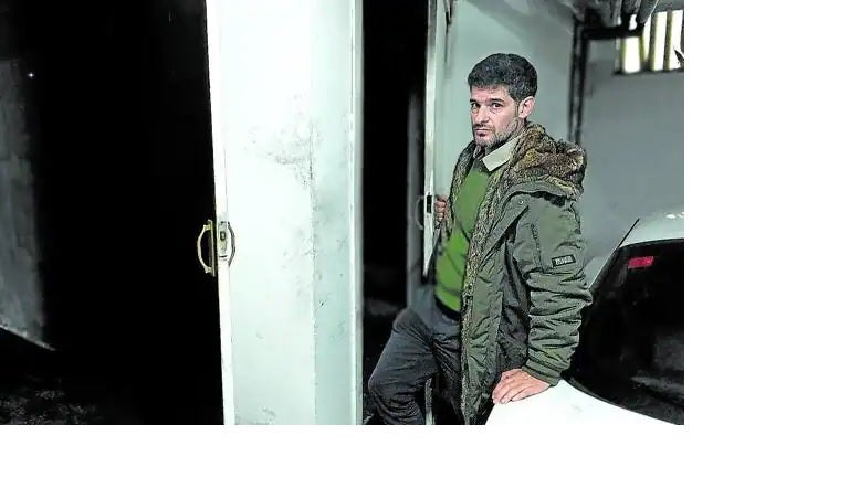 Iñigo Malax, que en el momento del incendio tenía 47 años, muestra la zona del trastero de donde sacó a un vecino de 66 años.