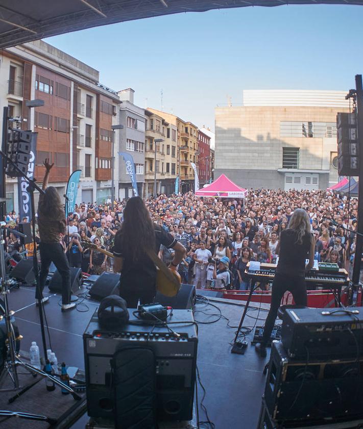 Imagen secundaria 2 - Belako, The Sleepwater Band y Rufus T. Firefly en el escenario durante la pasada edición.