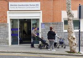 Usuarios abandonan esta mañana el PAC de Bermeo tras ser atendidos. .