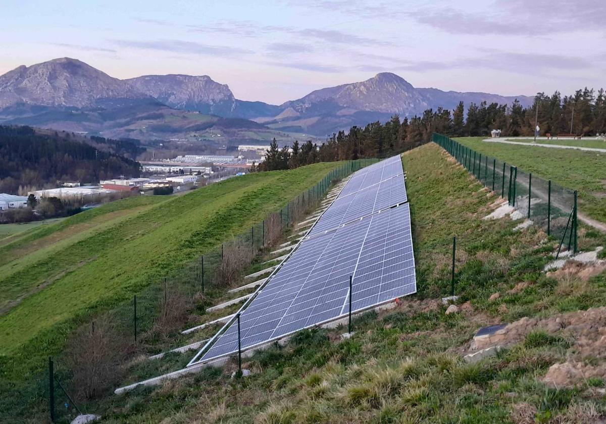 Uno de los paneles fotovoltaicos está ubicado en Berrizburu.