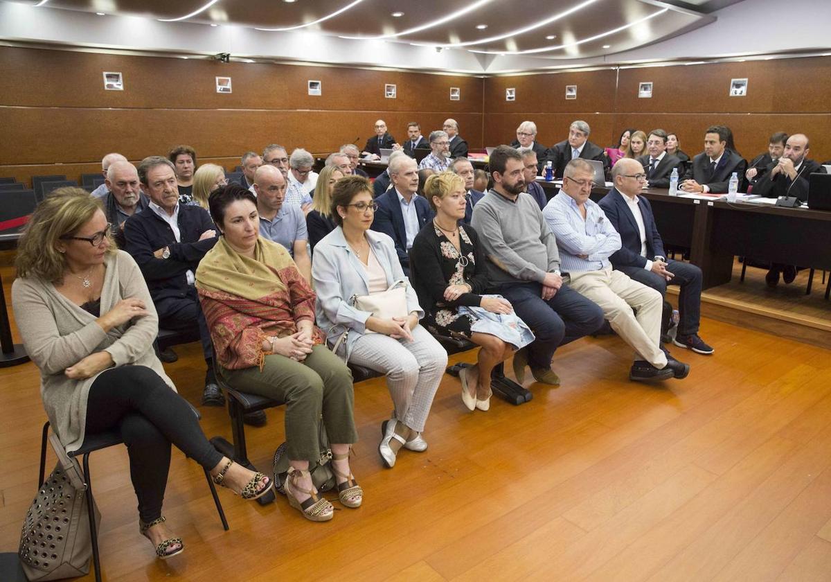 Los procesados por el 'caso De Miguel', en la Audiencia Provincial de Álava.