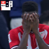 El gesto de Iñaki Williams rezando mientras atendían a un aficionado en la grada