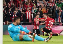 Unai, Guruzeta y Berenguer celebran ante un abatido Gazzaniga.