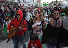 Miles de personas disfrutaron del desfile del Carnaval.