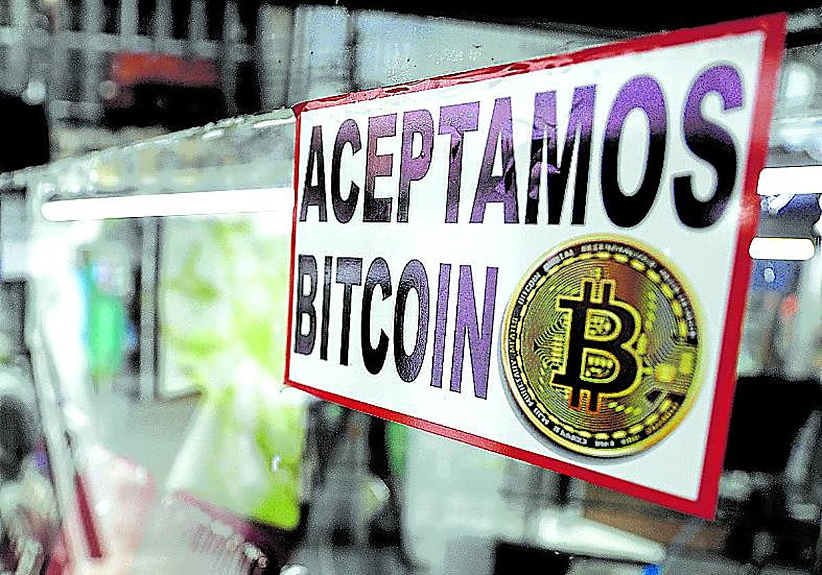 Cartel de un establecimiento que acepta pagos en bitcoin.