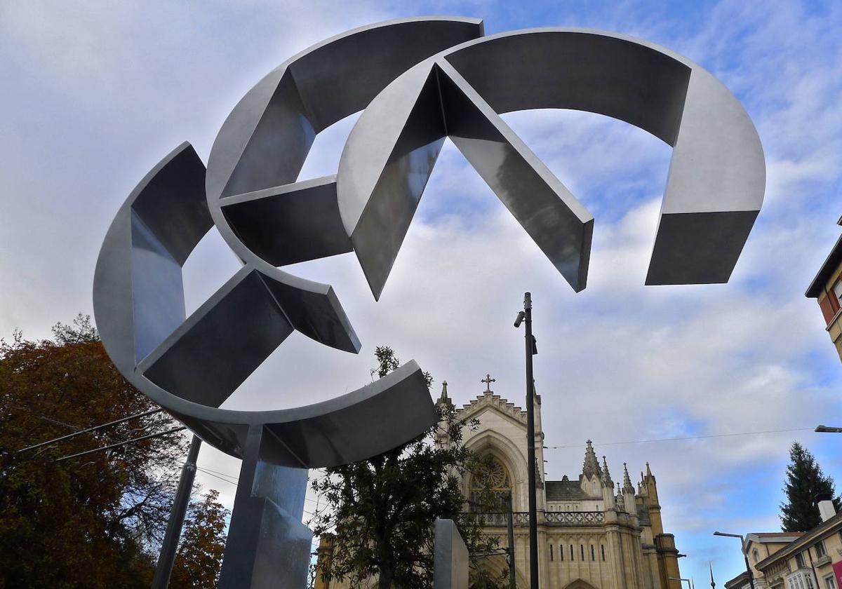 'Homenaje a los europeístas vascos', la escultura de Basterretxea ubicada en la calle Prado de Vitoria.