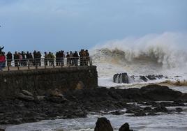 Fuerte oleaje en el puerto de Bakio por un temporal marítimo.