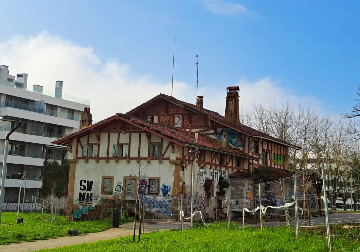 La casa Lipperheide, en el Sector Otxabene, tiene una superficie total de 1.290 metros cuadrados construidos, de los que 926 son útiles.