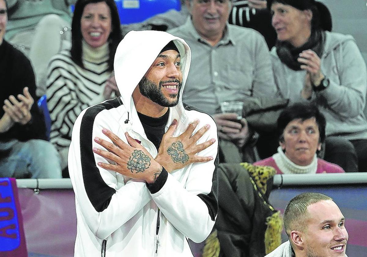 Pierria Henry agradece la ovación del público baskonista en el Fernando Buesa Arena en el primer partido sin jugar tras conocerse la retirada de su licencia.