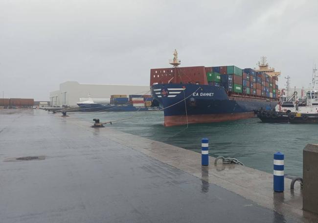 El fuerte temporal ha provocado la rotura de un cabo de un barco en el Puerto.