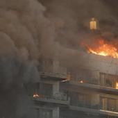 La espectacular escena del gran incendio en Valencia: una persona salta al vacío para huir de las llamas