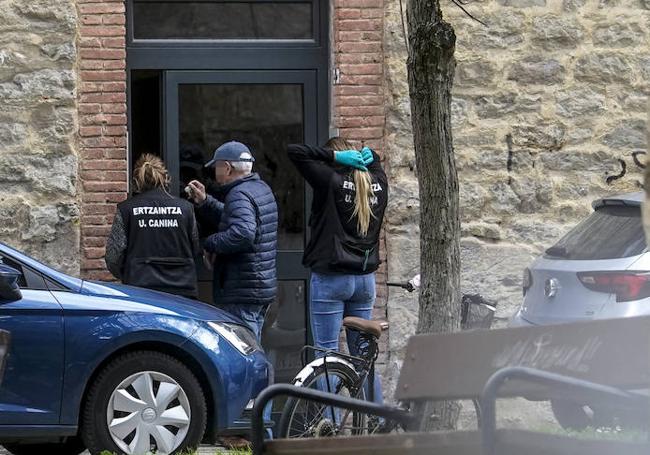 Agentes de la unidad canina se preparan para entrar en uno de los pisos.