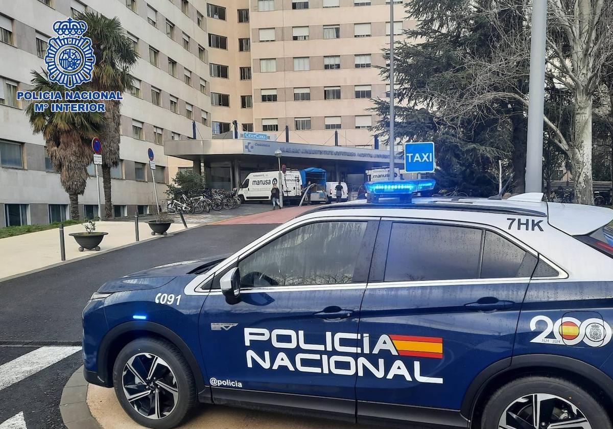 Un coche patrulla ante el hospital donde falleció esta mujer.