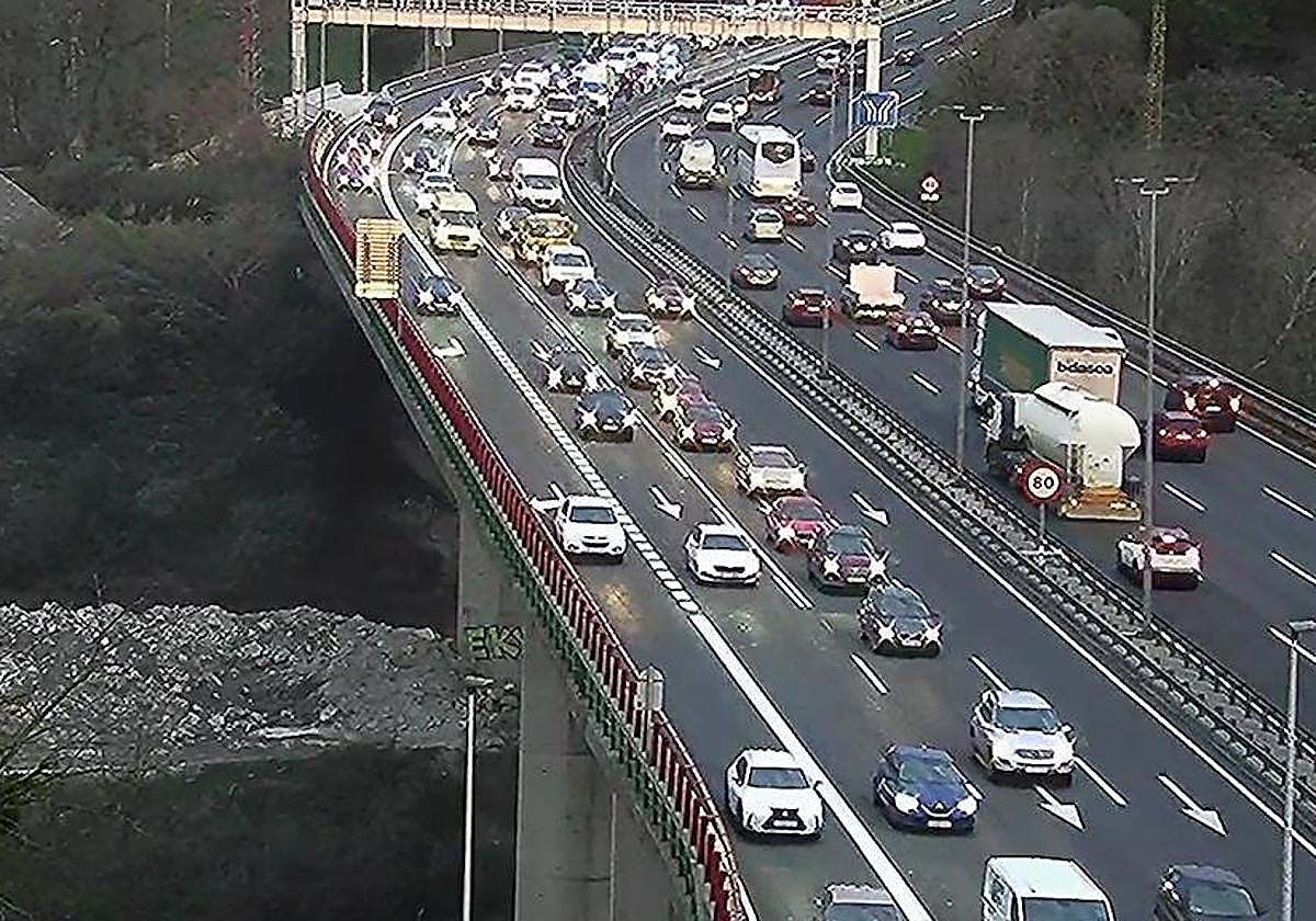Un accidente entre dos vehículos en Erandio colapsa el Txorierri, La Avanzada y Max Center en plena hora punta