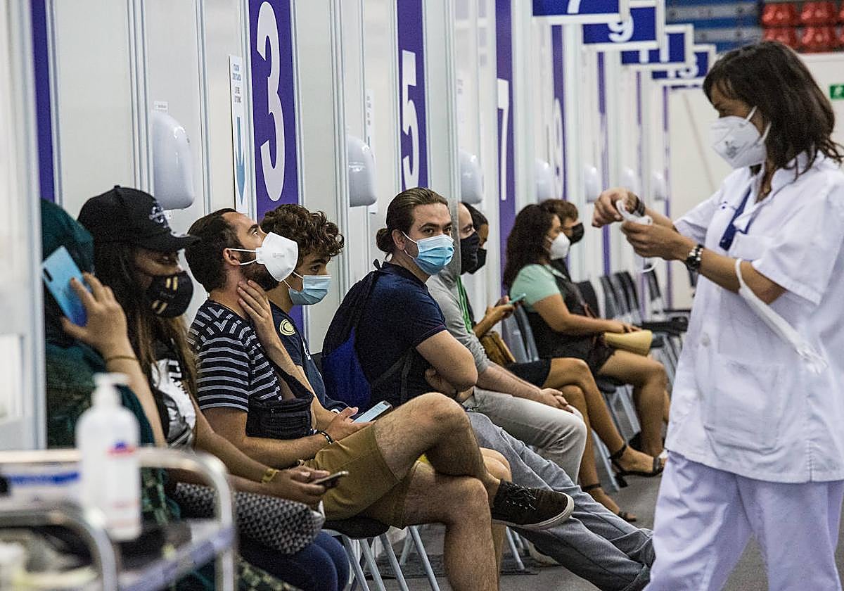 Cientos de miles de personas tuvieron que pasar por los 'vacunódromos' para ser vacunados contra el covid.