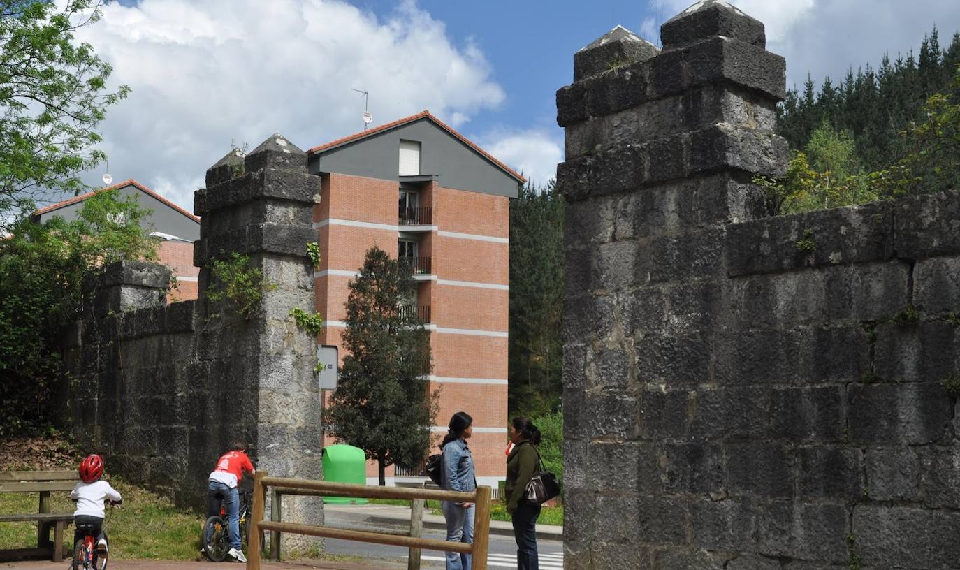 El nuevo bidegorri entre Etxebarria y Markina empezará en el Portalón del palacio Munibe.