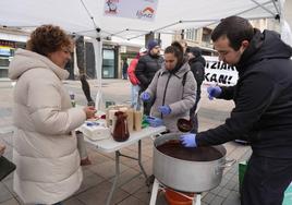 Los técnicos de emergencias sanitarias han repartido chocolate caliente en una fría mañana.