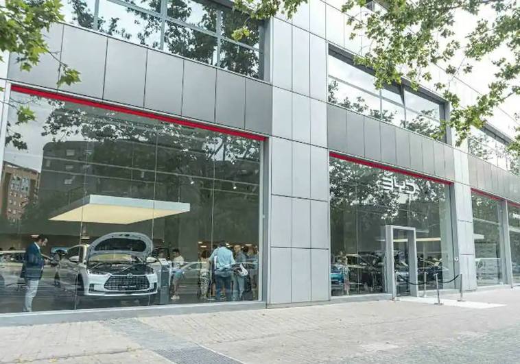 La fachada del edificio, en cuyo bajo había un concesionario de coches.