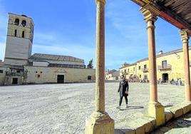 La Plaza Mayor, con la iglesia de San Juan Bautista al fondo, es el lugar de encuentro de Pedraza.