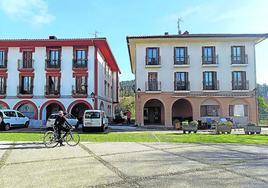 Dos cicloturistas disfrutan del sol en Errigoiti.