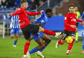 Nastasic se anticipa a Samu, a quien hizo un gran marcaje durante todo el partido.