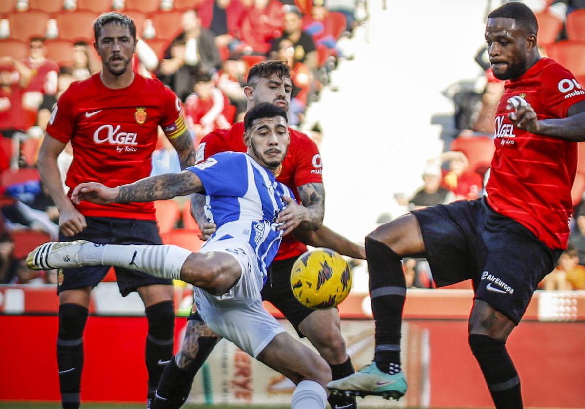 Benavídez intenta un remate en el partido de la primera vuelta, que acabó con empate a cero.