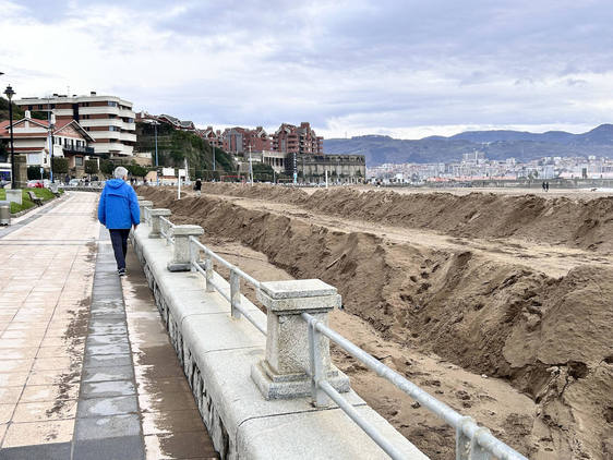 Las autoridades han levantado muros de arena en Getxo en previsión de lo que ocurra este sábado por la noche.