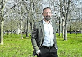 Itxaso posa en el Parque del Prado de Vitoria, en las inmediaciones de la sede de la Delegación del Gobierno.