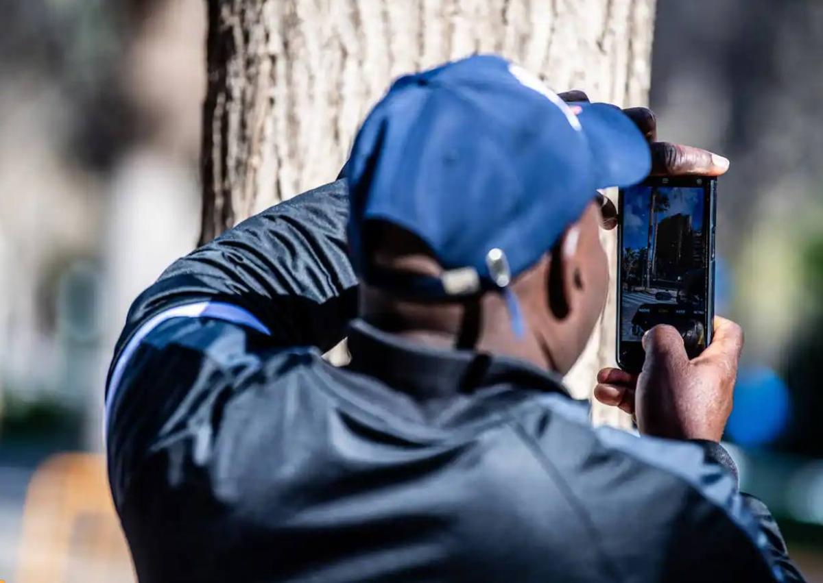 Imagen secundaria 1 - Selfis, curiosos que se llevan trozos de fachada como souvenir... El incendio de Valencia se convierte en una «atracción»