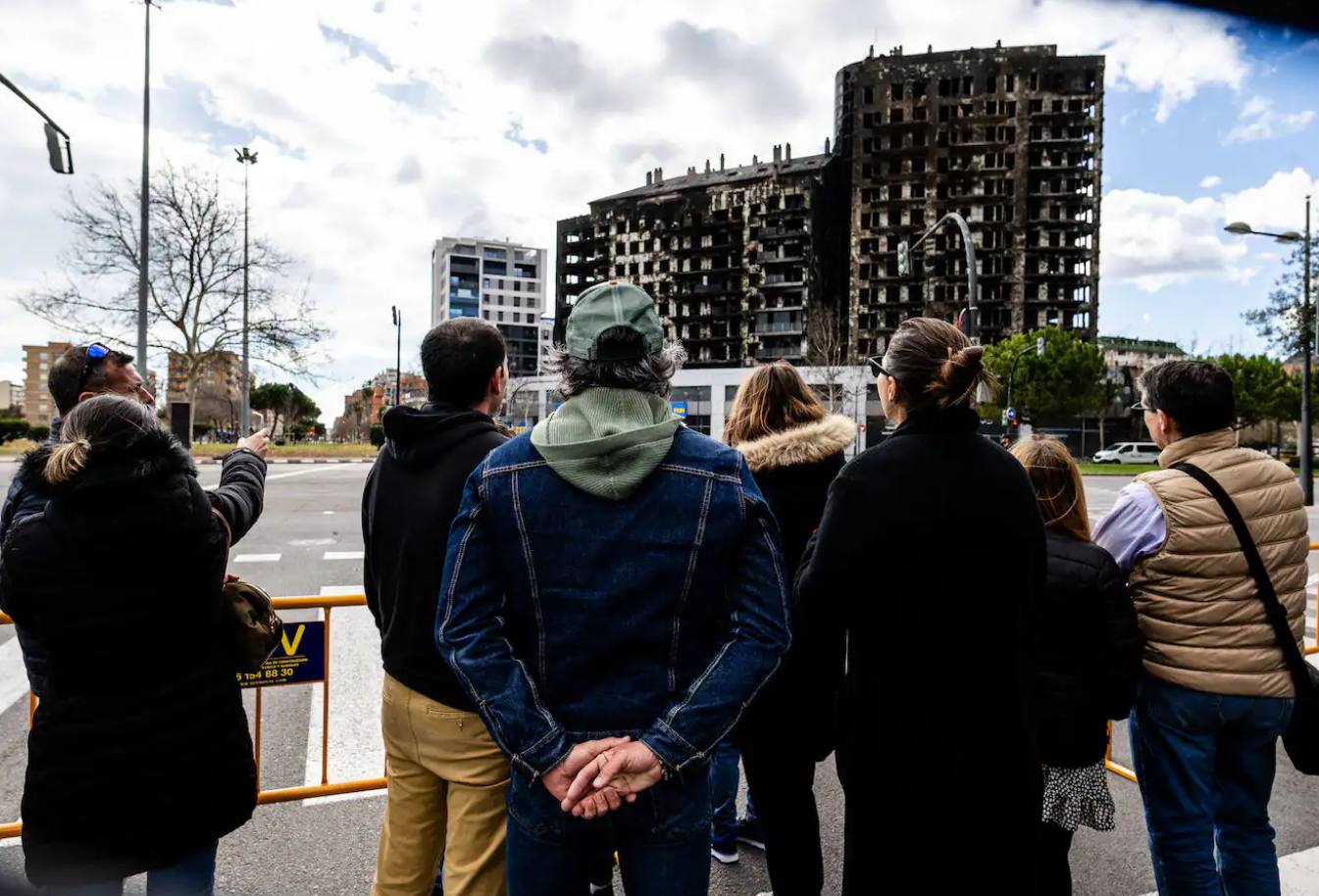 Selfis, curiosos que se llevan trozos de fachada como souvenir... El incendio de Valencia se convierte en una «atracción»